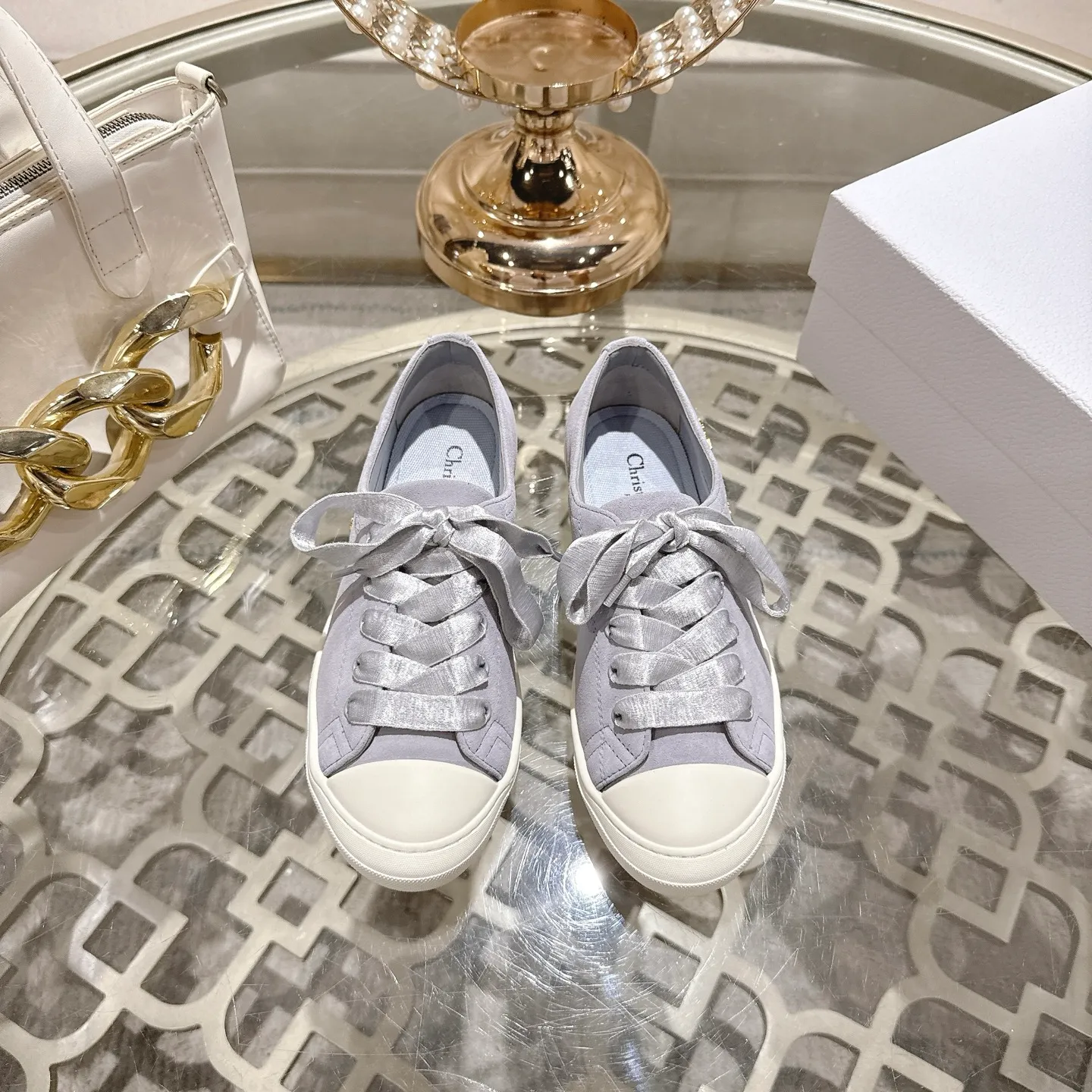 👟👟Ex-factory price 520👟👟 DIOR Dior's 2025 latest lucky satin casual shoes thin-soled shoes. Many celebrity Internet celebrities planted Chanristian Dior logo buckles. The designer really understands the needs of girls in summer. This new product Lucky thin-soled shoes are as cute as her name. The thin sole + shallow mouth design makes the whole pair of shoes very light and easy to wear. Fabric: Satin with wide satin laces of the same color. They are so beautiful that they are speechless in the sun. The soft shoe body looks like stepping on clouds with socks and culottes. It is windy and lazy when walking. It gives you the "effortless" elegance when you take a shot. Outsole: Original molded TPU outsole Size: 35-41 (41 is custom-made and cannot be returned or exchanged)